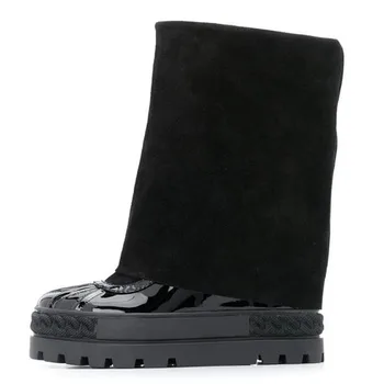 Дамски обувки на танкетке в римски стил от черен велур, увеличаване на растежа на 8 см, двустранен ботильоны на платформата без скрепителни елементи от лачена кожа с кръгло бомбе