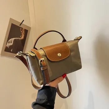 Дизайнът е Лесна чанта през рамо с Модерна дамска мини чанта под мишката 2023 Тенденция чанта-скитник Луксозни дамски чанти през рамо Чанта
