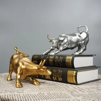 Златна статуя на бик на Уолстрийт Декорации от смола Статуя на Съдбата Фън шуй Офис бюро Декоративно оформление на интериора на хола